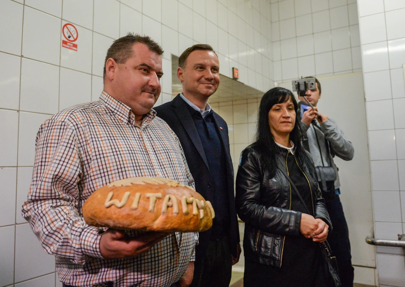 Kandydat PiS na prezydenta Andrzej Duda (C) podczas pierwszego spotkania z cyklu "Polska 24 godziny na dobę" z pracownikami piekarni Smoleń w Nowym Mieście nad Pilicą