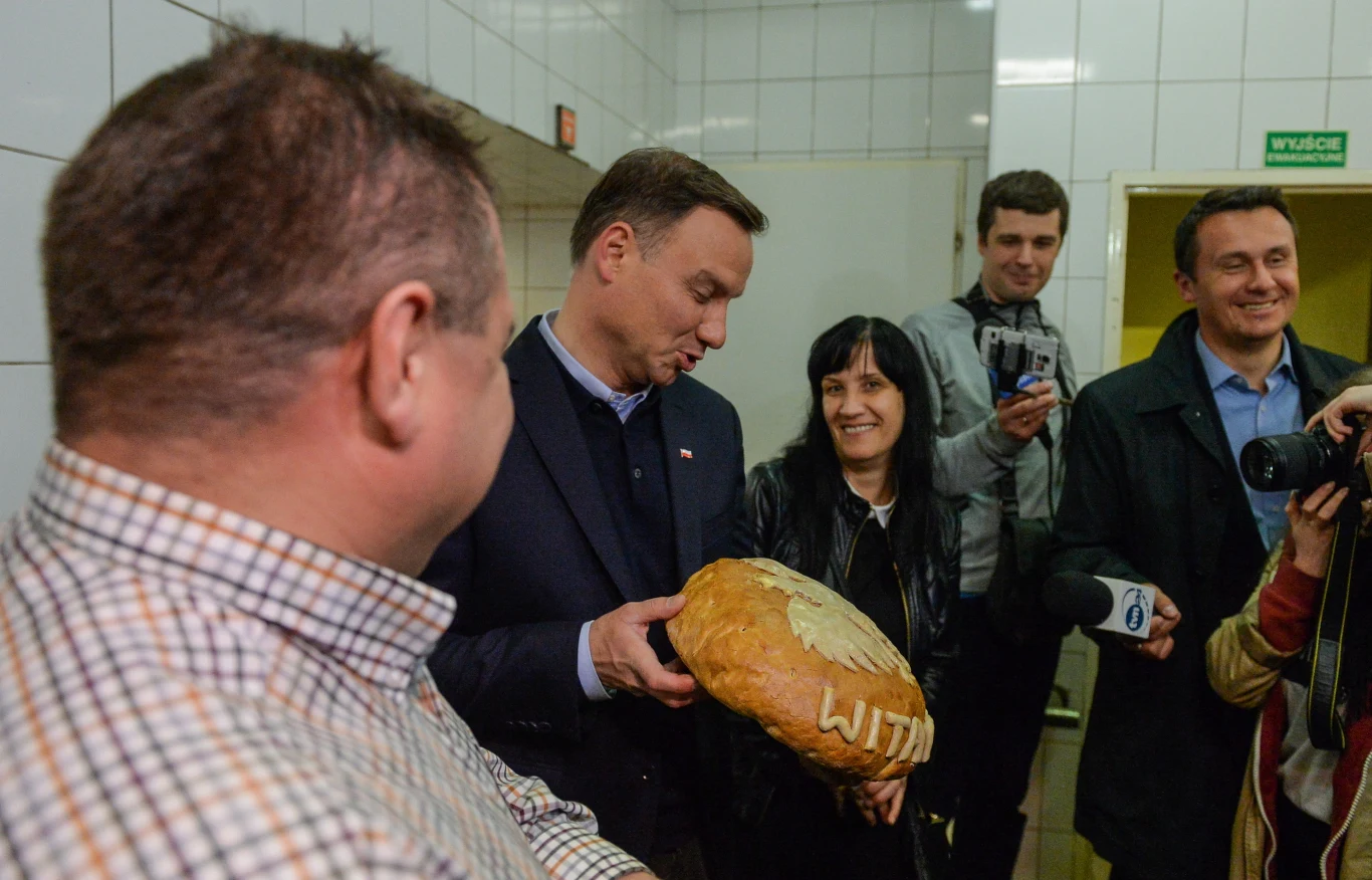 Kandydat PiS na prezydenta Andrzej Duda (C) podczas pierwszego spotkania z cyklu "Polska 24 godziny na dobę" z pracownikami piekarni Smoleń w Nowym Mieście nad Pilicą