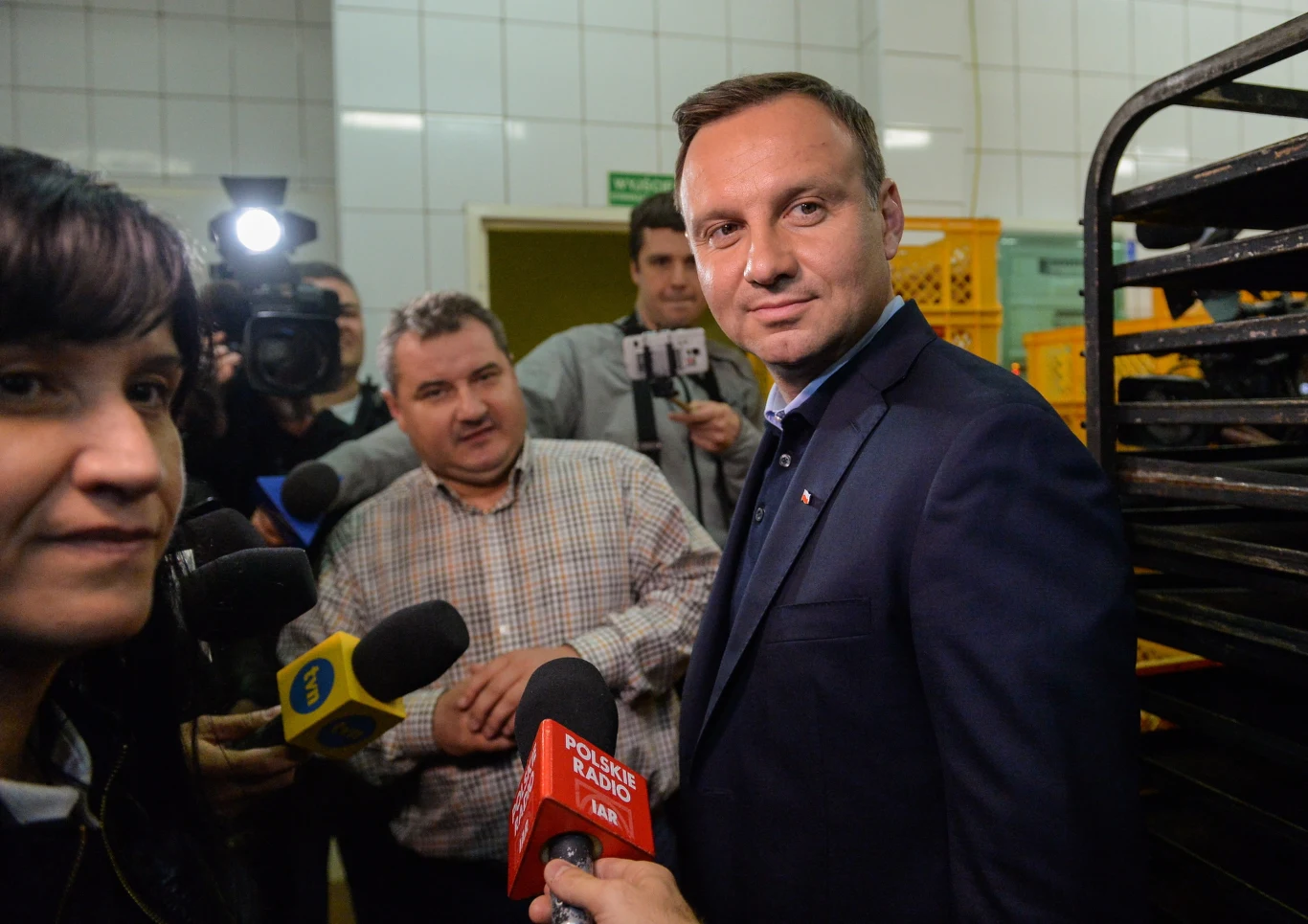 Kandydat PiS na prezydenta Andrzej Duda (C) podczas pierwszego spotkania z cyklu "Polska 24 godziny na dobę" z pracownikami piekarni Smoleń w Nowym Mieście nad Pilicą