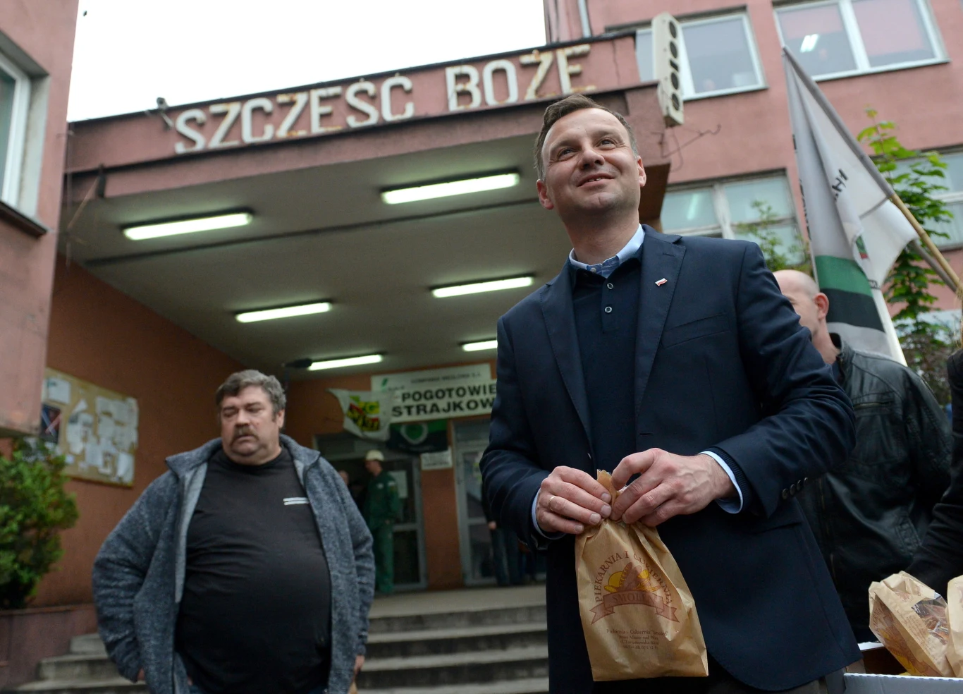  Kandydat PiS na prezydenta Andrzej Duda (P) wraz ze współpracownikami rozdaje kawę i drożdżówki górnikom z KWK "Halemba Wirek" w Rudzie Śląskiej