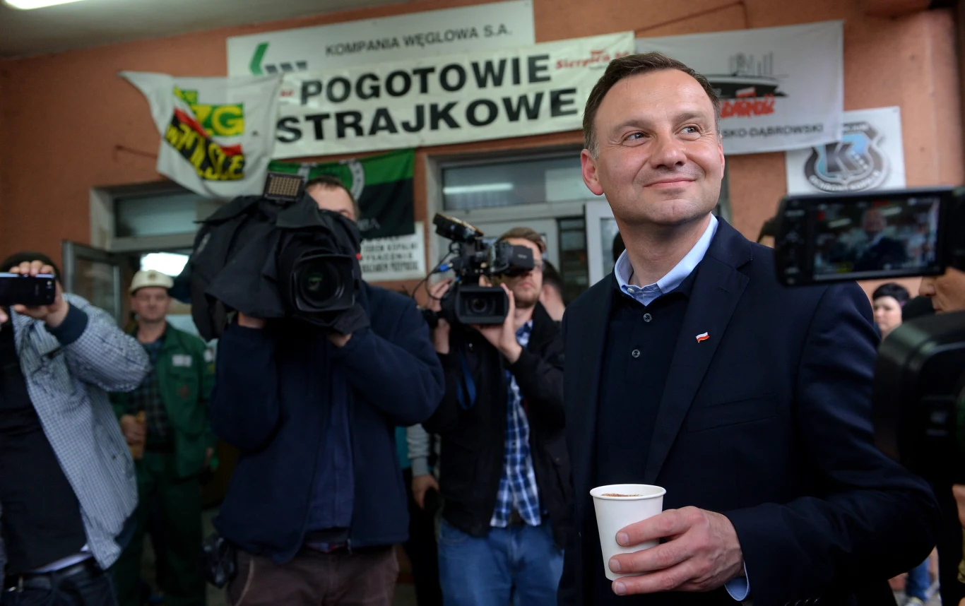 Kandydat PiS na prezydenta Andrzej Duda (P) wraz ze współpracownikami rozdaje kawę i drożdżówki górnikom z KWK "Halemba Wirek" w Rudzie Śląskiej