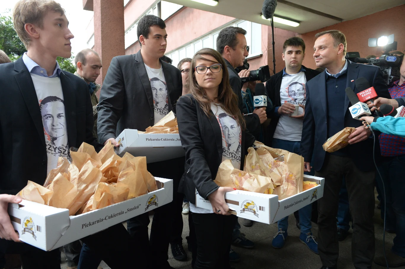 Kandydat PiS na prezydenta Andrzej Duda (P) wraz ze współpracownikami rozdaje kawę i drożdżówki górnikom z KWK "Halemba Wirek" w Rudzie Śląskiej