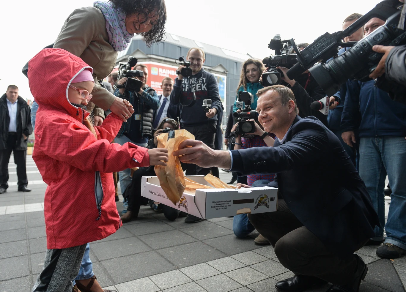Kandydat PiS na prezydenta Andrzej Duda (P) wraz ze współpracownikami rozdaje kawę i drożdżówki górnikom z KWK "Halemba Wirek" w Rudzie Śląskiej