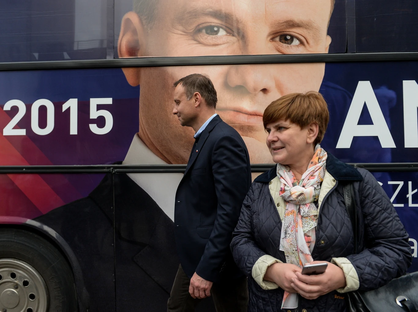 Kandydat PiS na prezydenta Andrzej Duda (P) wraz ze współpracownikami rozdaje kawę i drożdżówki górnikom z KWK "Halemba Wirek" w Rudzie Śląskiej