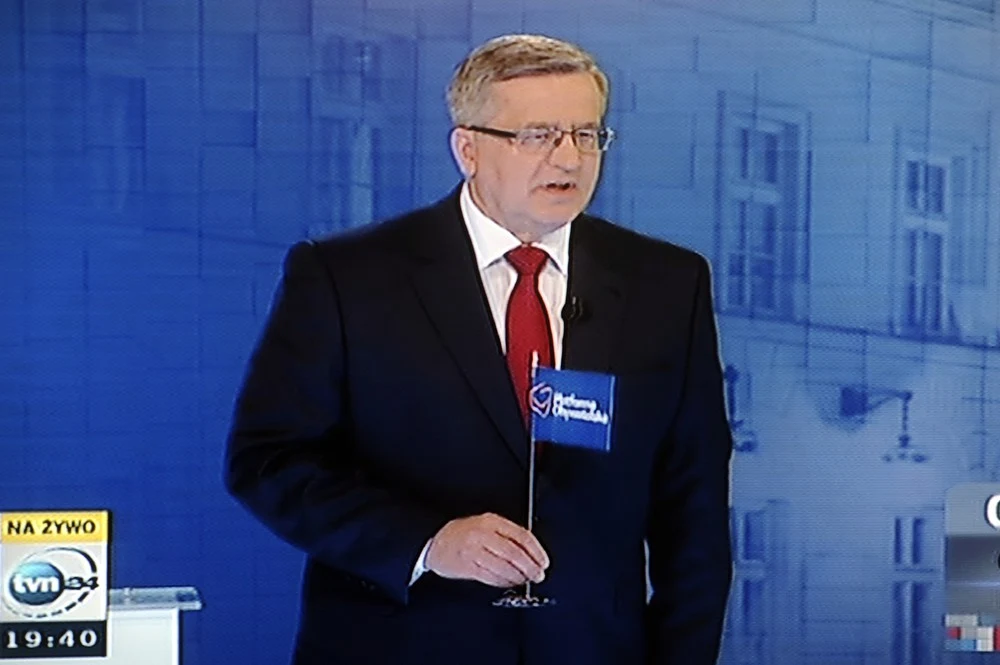 Bronisław Komorowski - zbulwersowany i zmieszany - nie wiedział, co z nieszczęsnym proporczykiem zrobić