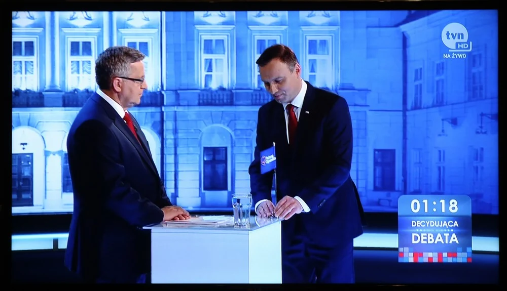 Jednak po tym Andrzej Duda zwrócił uwagę, że prezydent unika partii, która go finansuje...