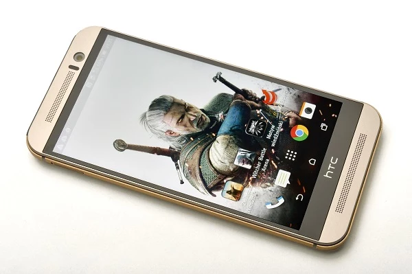 HTC One M9 z wiedźmińskim motywem