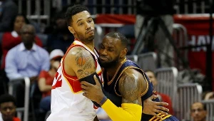 LeBron James (z prawej) kontra Mike Scott