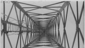 Urządzenia radiostacji w Raszynie - konstrukcja masztu od wewnątrz.