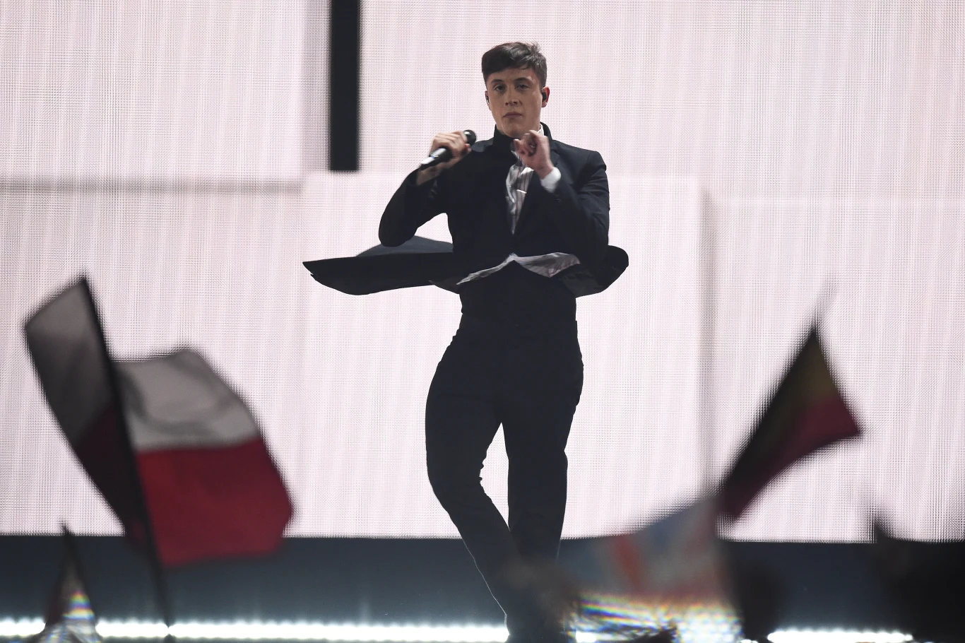 Loic Nottet z Belgii w numerze " Rhythm Inside"