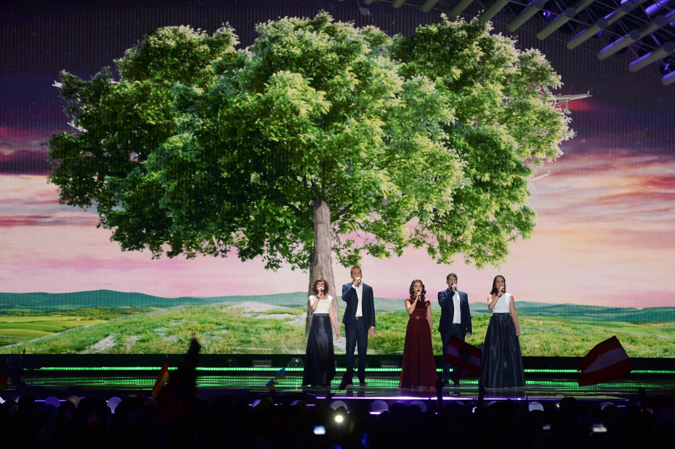 Boggie z Węgier w utworze "Wars For Nothing" 