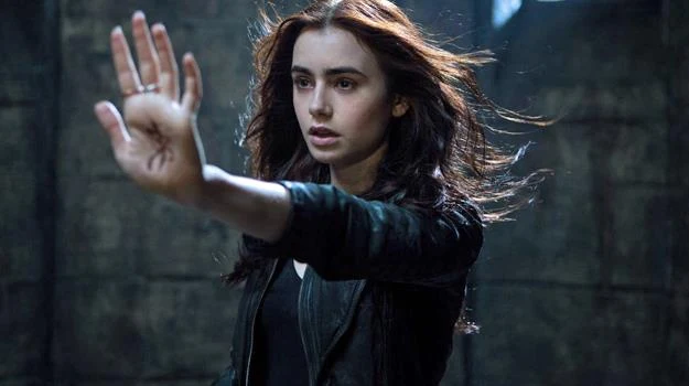 Lily Collins w scenie z filmu "Dary Anioła: Miasto Kości". Lily Collins w scenie z filmu "Dary Anioła: Miasto Kości".