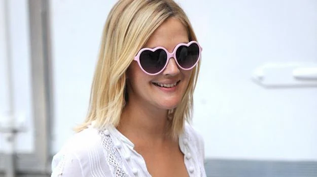 Drew Barrymore patrzy na świat przez... "sercowe" okulary Drew Barrymore patrzy na świat przez... "sercowe" okulary