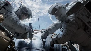 Kosmiczny romans? George Clooney i Sandra Bullock w scenie z filmu "Grawitacja"