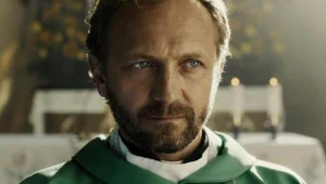 Według krytyków, Andrzej Chyra kreuje ujmujący portret księdza pełnego ludzkich słabości