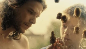 Mateusz Kościukiewicz w scenie z filmu "W imię..."