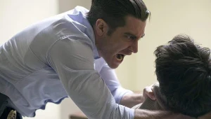 Jake Gyllenhaal w scenie z filmu "Labirynt"