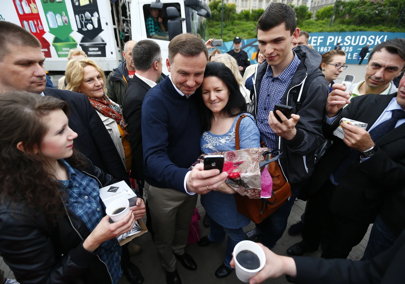 Andrzej Duda rozdawał kawę mieszkańcom Warszawy.