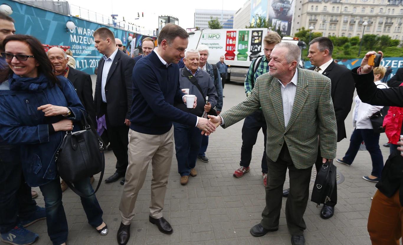 Andrzej Duda rozdawał kawę mieszkańcom Warszawy.
