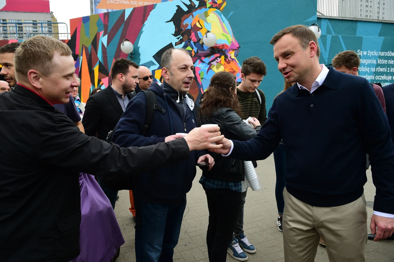 Andrzej Duda rozdawał kawę mieszkańcom Warszawy.