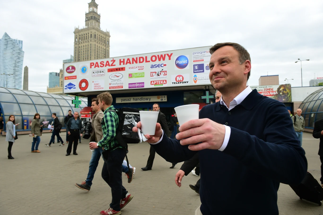 Andrzej Duda rozdawał kawę mieszkańcom Warszawy.