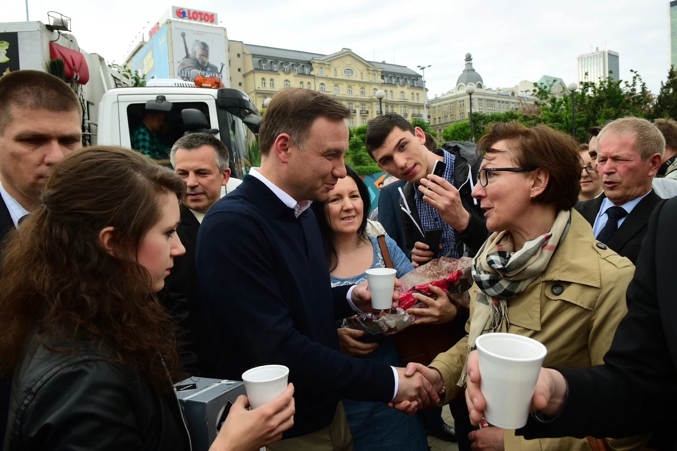 Andrzej Duda rozdawał kawę mieszkańcom Warszawy.