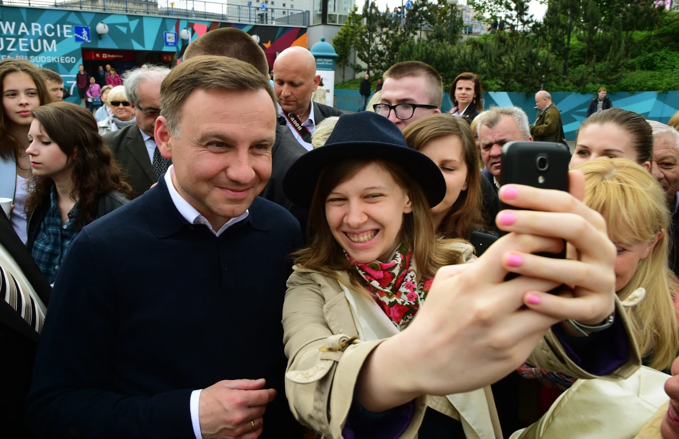 Andrzej Duda rozdawał kawę mieszkańcom Warszawy.