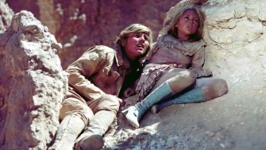 Główne role w filmie "W pustyni i w puszczy" zagrali Tomasz Mędrzak i Monika Rosca.