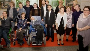 Twórcy filmu i grupa osób z Domu Pomocy Społecznej "Na przedwiośniu" na premierze "Chce się żyć"