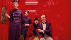 Główną rolę w "Grand Budapest Hotel" gra Ralph Fiennes (P) - fot. Fox Searchlight