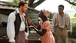 Michael Fassbender i Chiwetel Ejiofor w filmie "Zniewolony"