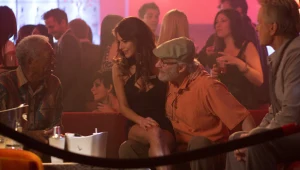 Weronika Rosati w "Last Vegas" na kolanach u Kevina Kline'a.