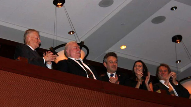 Lecha Wałęsę oklaskiwał m.in. Zbigniew Brzeziński (L) - fot. Paweł Żuchowski Lecha Wałęsę oklaskiwał m.in. Zbigniew Brzeziński (L) - fot. Paweł Żuchowski