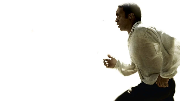 W tytułowego bohatera "Zniewolonego" wciela się Chiwetel Ejiofor. W tytułowego bohatera "Zniewolonego" wciela się Chiwetel Ejiofor.