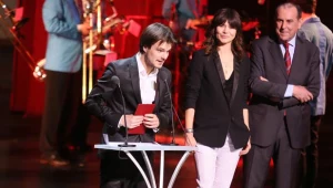 Dawid Ogrodnik otrzymał Paszport "Polityki" z rąk Małgośki Szumowskiej i red. Pietrasika.