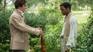 Benedict Cumberbatch i Chiwetel Ejiofor w scenie z filmu "Zniewolony. 12 Years a Slave"