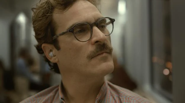 Zakochany w głosie. Joaquin Phoenix w scenie z filmu "Ona" Zakochany w głosie. Joaquin Phoenix w scenie z filmu "Ona"