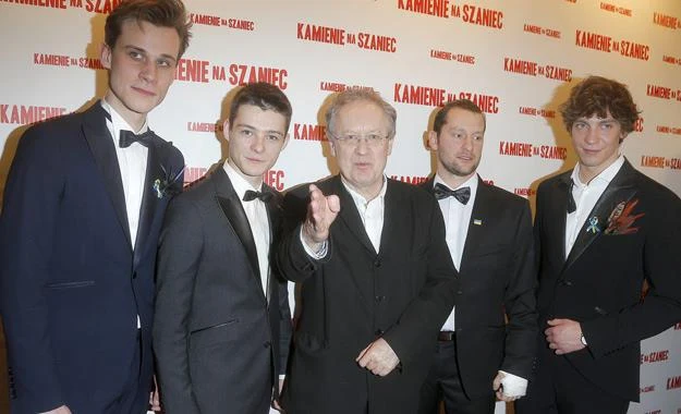 Robert Gliński w otoczeniu aktorów na premierze filmu "Kamienie na szaniec" Robert Gliński w otoczeniu aktorów na premierze filmu "Kamienie na szaniec"