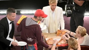 Edgar Martirosyan podaje pizzę Meryl Streep. W rozdawaniu pomaga mu Brad Pitt / fot. Kevin Winter