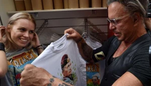 Mickey Rourke był jednym z pierwszych nabywców koszulki z Putinem.