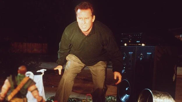 Phil Hartman w roku śmierci w komedii "Mali żołnierze" Phil Hartman w roku śmierci w komedii "Mali żołnierze"