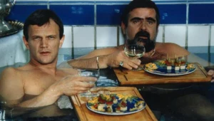 Cezary Pazura i Janusz Rewiński w scenie z filmu "Kiler"
