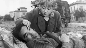Anthony Quinn i Giulietta Masina w scenie z filmu "La strada"