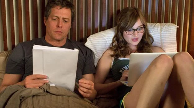 Która studentka oparłaby się takiemu belfrowi? Hugh Grant w scenie z filmu "Scenariusz na miłość" Która studentka oparłaby się takiemu belfrowi? Hugh Grant w scenie z filmu "Scenariusz na miłość"