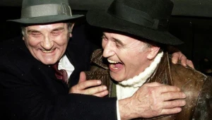 Ryszard Pietruski (L) z Janem Nowickiem (P) na planie filmu "Bal na dworcu w Koluszkach"