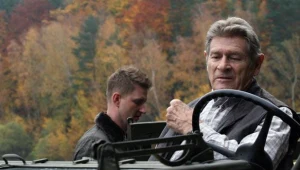 Stanisław Mikulski na planie "Ikon srebrnego ekranu" (w tle reżyser Jarosław Antoszczyk)