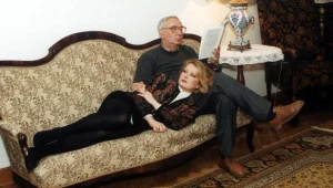 Magdalena Zawadzka i Gustaw Holoubek w swoim domu w 1992 roku - fot. Zenon Zyburtowicz