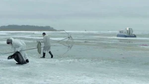 Kadr z filmu "Pod elektrycznymi chmurami" Aleksieja Germana Juniora