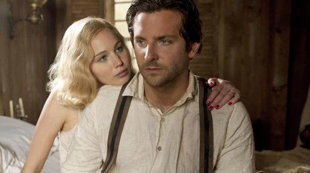 Kobieta gotowa na wszystko dla władzy? Jennifer Lawrence i Bradley Cooper w scenie z filmu "Serena" Kobieta gotowa na wszystko dla władzy? Jennifer Lawrence i Bradley Cooper w scenie z filmu "Serena"