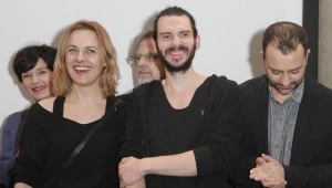 Rodzice Leo: reżyser "Naszej klątwy" Tomasz Śliwiński (C) i Magda Hueckel-Śliwińska